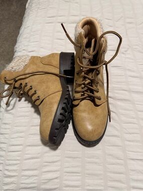 Women’s Lace-Up Tan Ankle Boots with Knit Collar